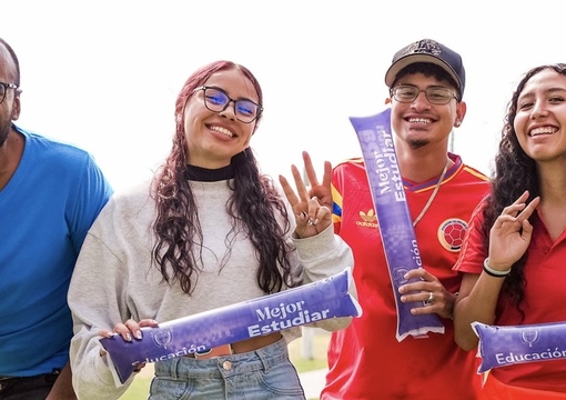 Jóvenes estudiantes sonriendo