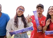 Jóvenes estudiantes sonriendo