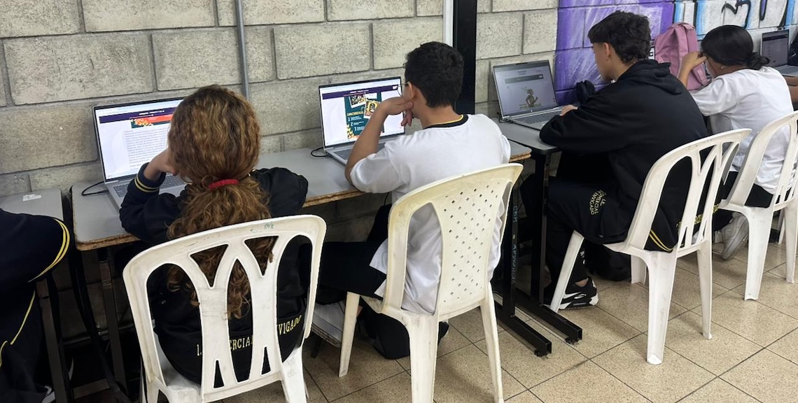 Estudiantes en salon de clases aplicando la prueba quiero ser, quiero saber