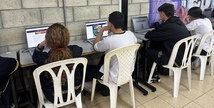 Estudiantes en salon de clases aplicando la prueba quiero ser, quiero saber