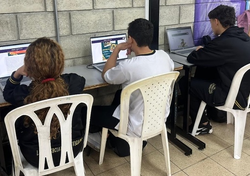 Estudiantes en salon de clases aplicando la prueba quiero ser, quiero saber