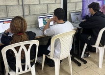 Estudiantes en salon de clases aplicando la prueba quiero ser, quiero saber