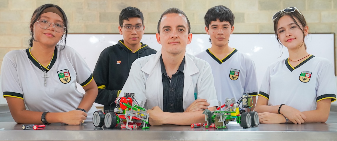 profesor con estudiantes