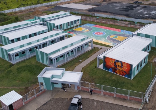 Toma aérea del colegio - universidad de El Tarra en el Catatumbo, se ven las aulas hechas con tecnología de ahorro en agua