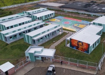 Toma aérea del colegio - universidad de El Tarra en el Catatumbo, se ven las aulas hechas con tecnología de ahorro en agua