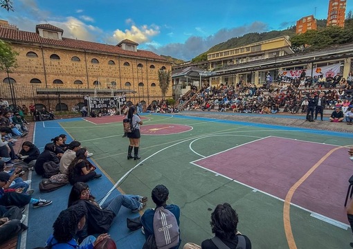 Estudiantes en reunión en la cancha de la universidad