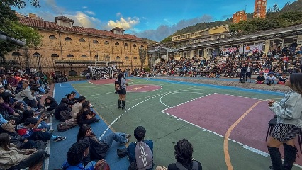 El Gobierno acompaña a los y las estudiantes de la  @UniveMayor  y les cumple con una inversión histórica para su universidad