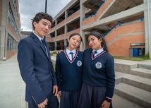 Foto de estudiantes en colegio oficial