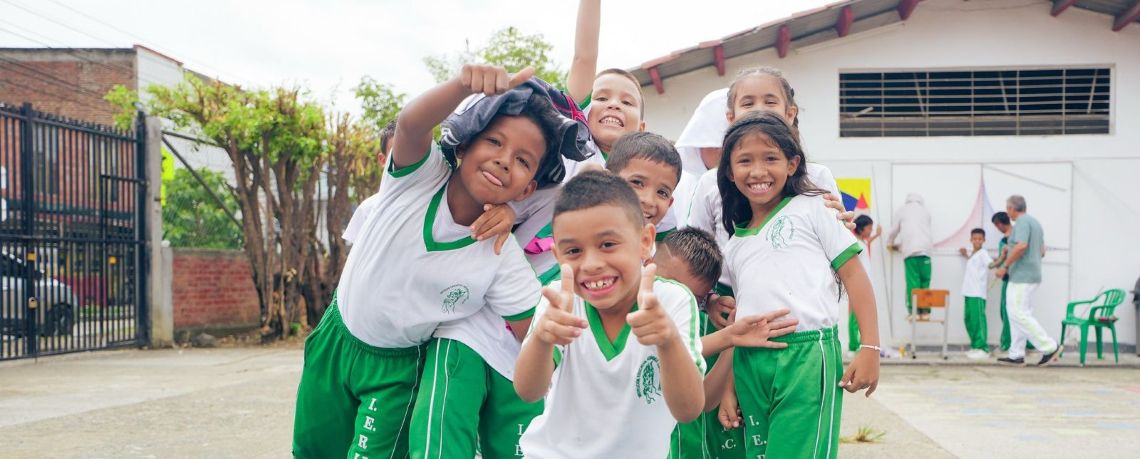 foto de niños riendo y posando a la camara