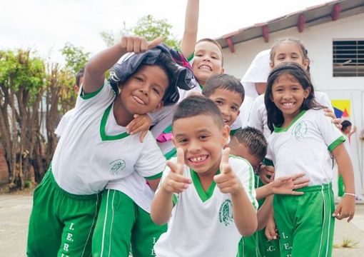 foto de niños riendo y posando a la camara