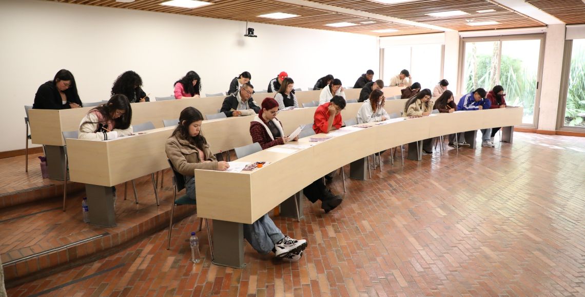 Estudiantes en salón de clase