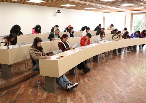 Estudiantes en salón de clase