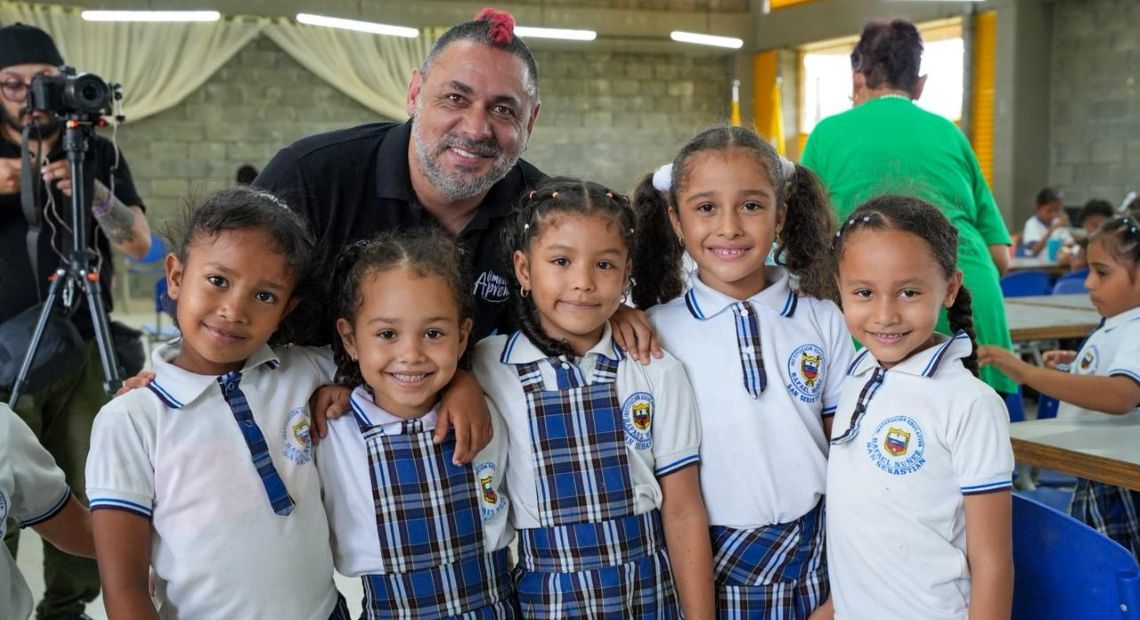 Niños posan para la foto