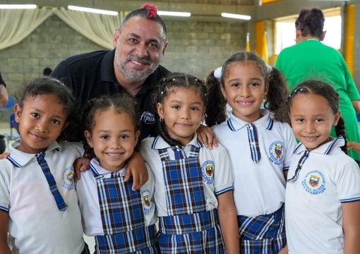 Niños posan para la foto