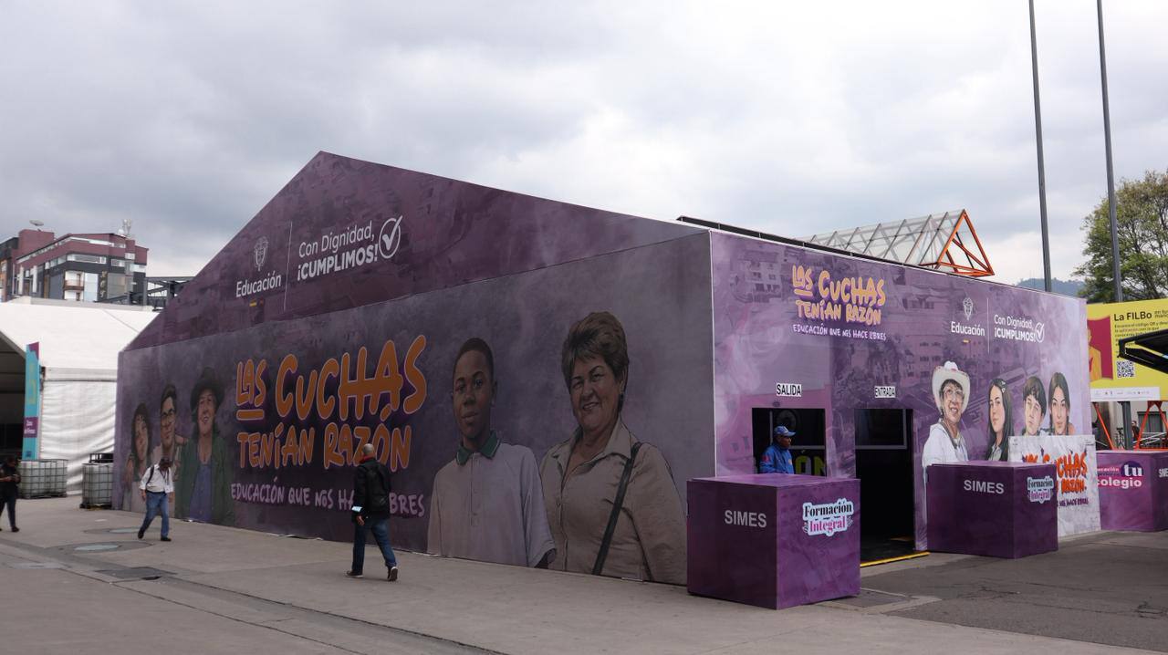 Foto de la fachada de la carpa ubicada en corferias con el texto 'Las cuchas tenían razón'