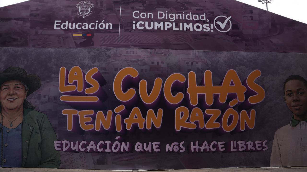 Foto de la fachada de la carpa ubicada en corferias con el texto 'Las cuchas tenían razón'