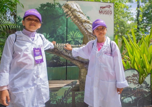 Niñas de centros de interés que implementan la educación ambiental
