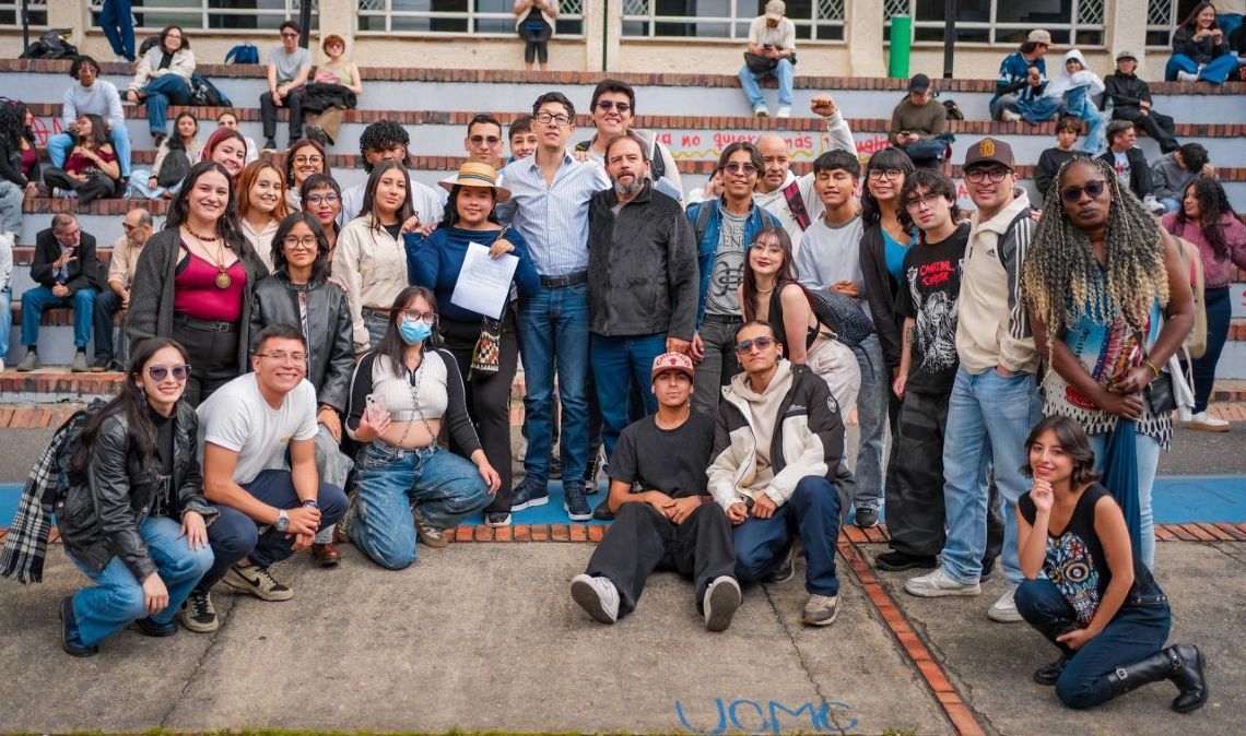 Ministro con estudiantes