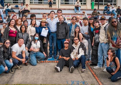 Ministro con estudiantes