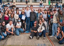 Ministro con estudiantes