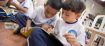 Foto de niños leyendo