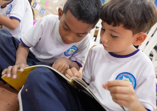 Foto de niños leyendo