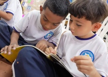 Foto de niños leyendo