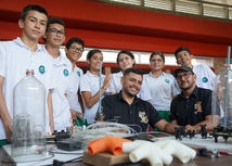 Foto de docente y estudiantes de Centro de Interés IE San Lorenzo, Castilla la Nueva Meta