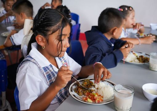 Niña en comedor