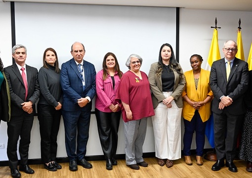 Equipo de inspección y vigilancia con directivas de la Universidad Javeriana