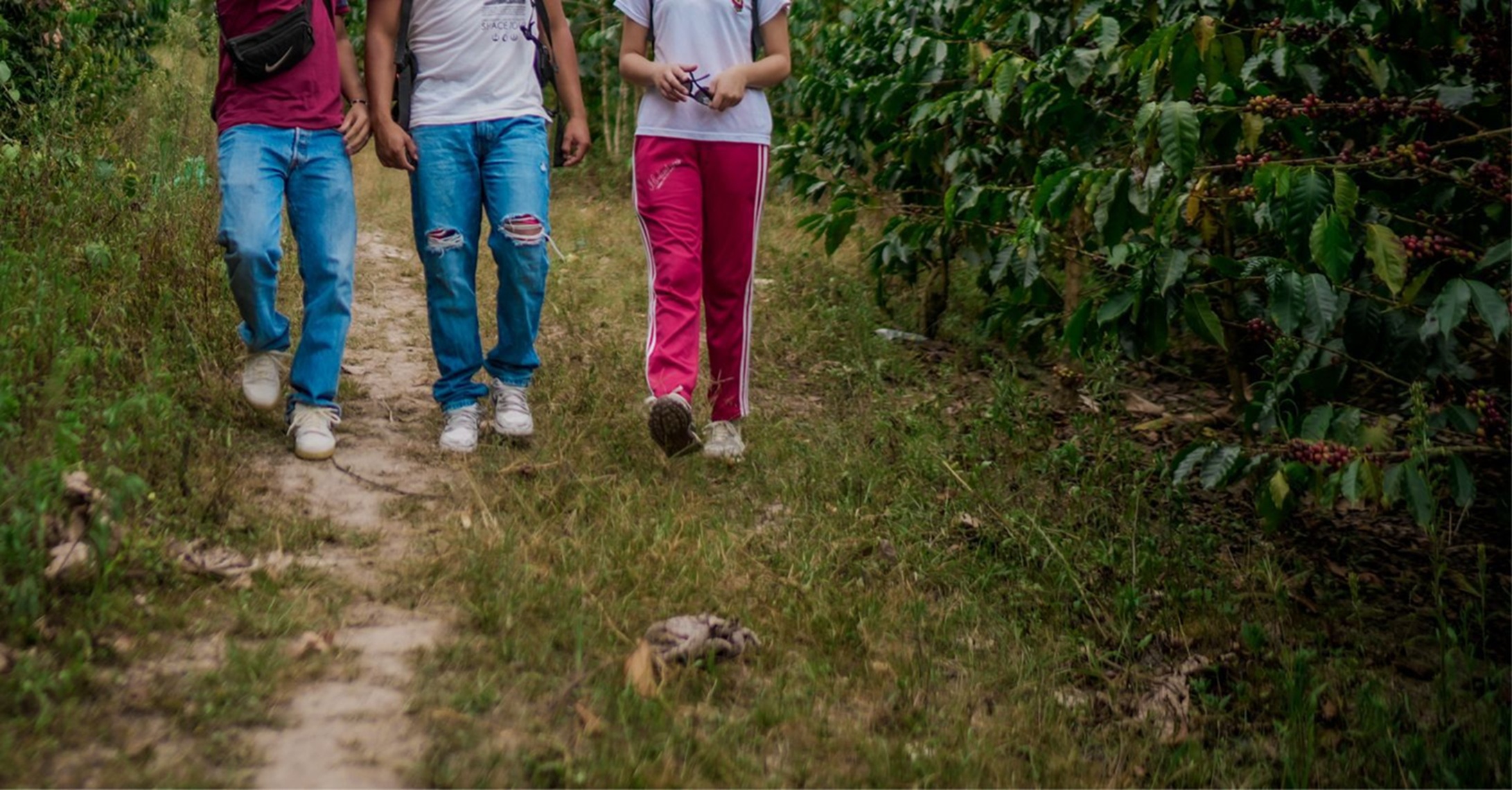 Foto de jóvenes caminando sin que se les vea el rostro