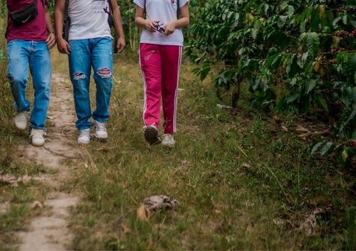 Foto de jóvenes caminando sin que se les vea el rostro