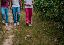 Foto de jóvenes caminando sin que se les vea el rostro