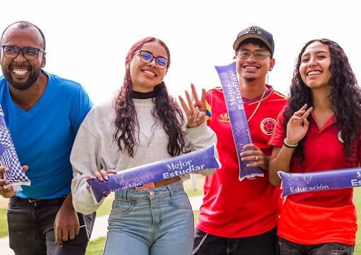 Jóvenes sonrientes