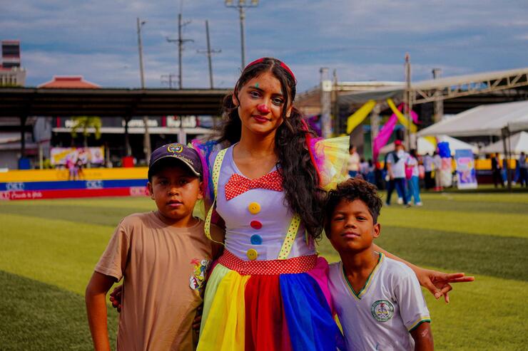 Profesora con dos estudiantes sonriendo