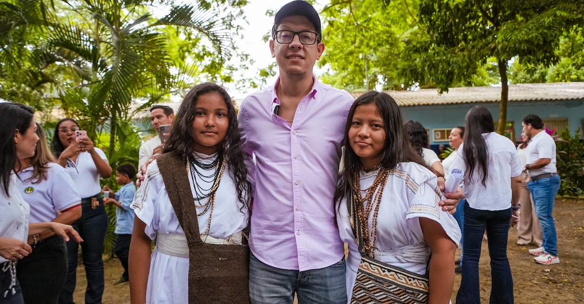foto de ministro de educacion con dos mujeres de la sierra