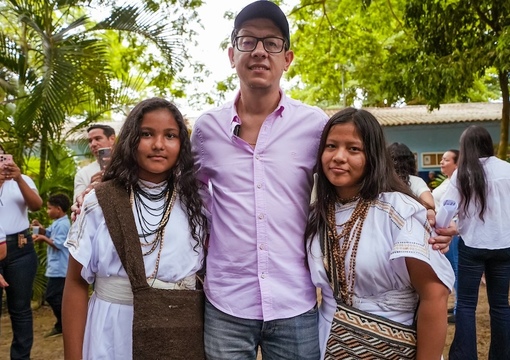 foto de ministro de educacion con dos mujeres de la sierra