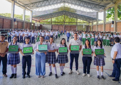 Entrega 600 computadores en Huila
