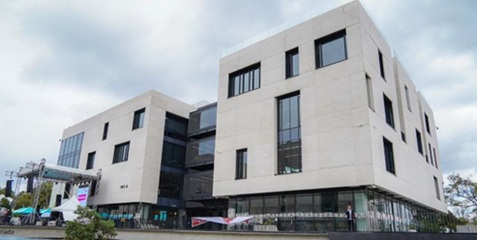 Mientras algunos decían que el presidente  @petrogustavo  no era bienvenido en la  @UNALOficial , cientos de estudiantes recibieron con arengas y emoción la entrega del nuevo edificio de Artes