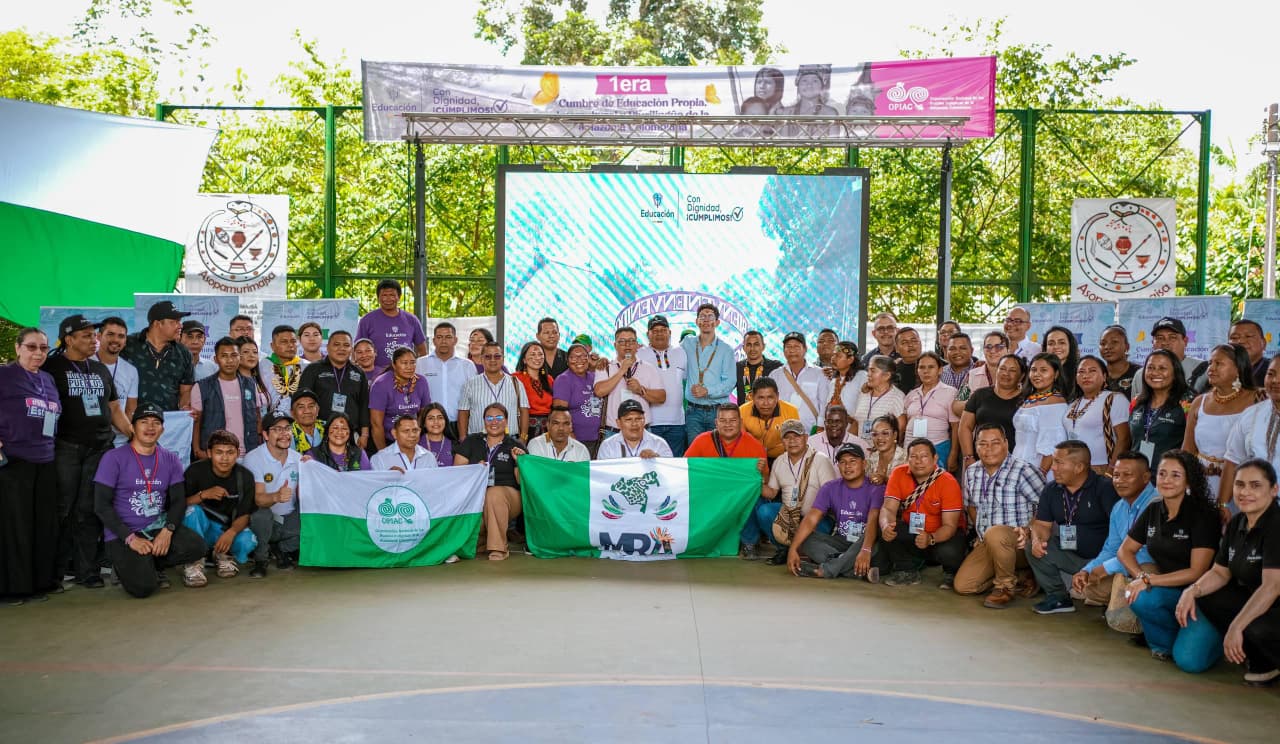 Foto de reunión del Ministro de educación con pueblos indigenas en Guaviare