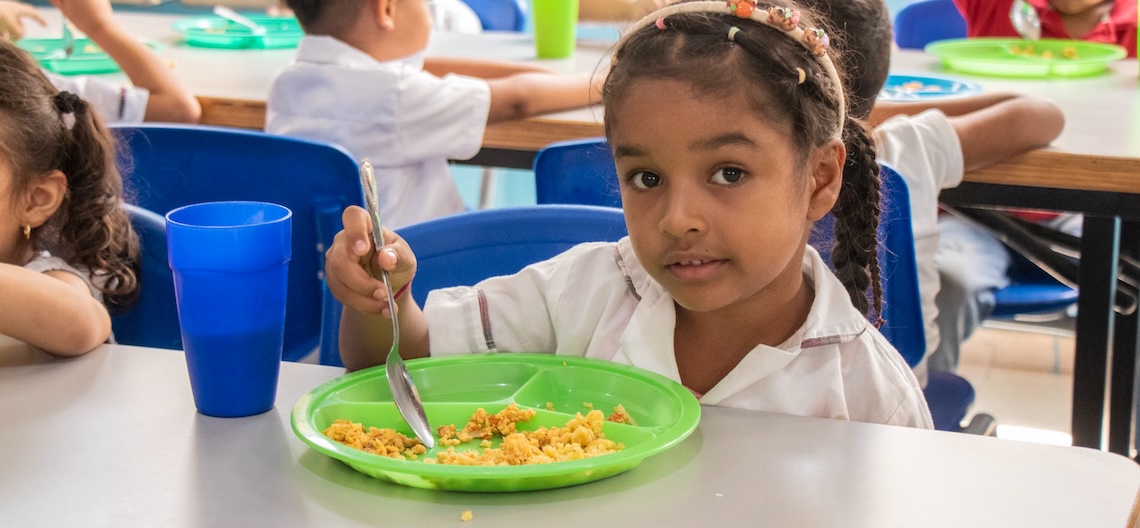 estudiante con alimentos del pae