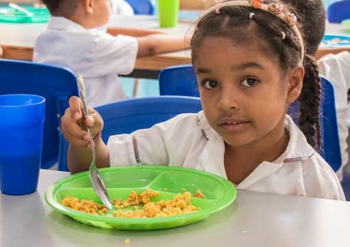 estudiante con alimentos del pae