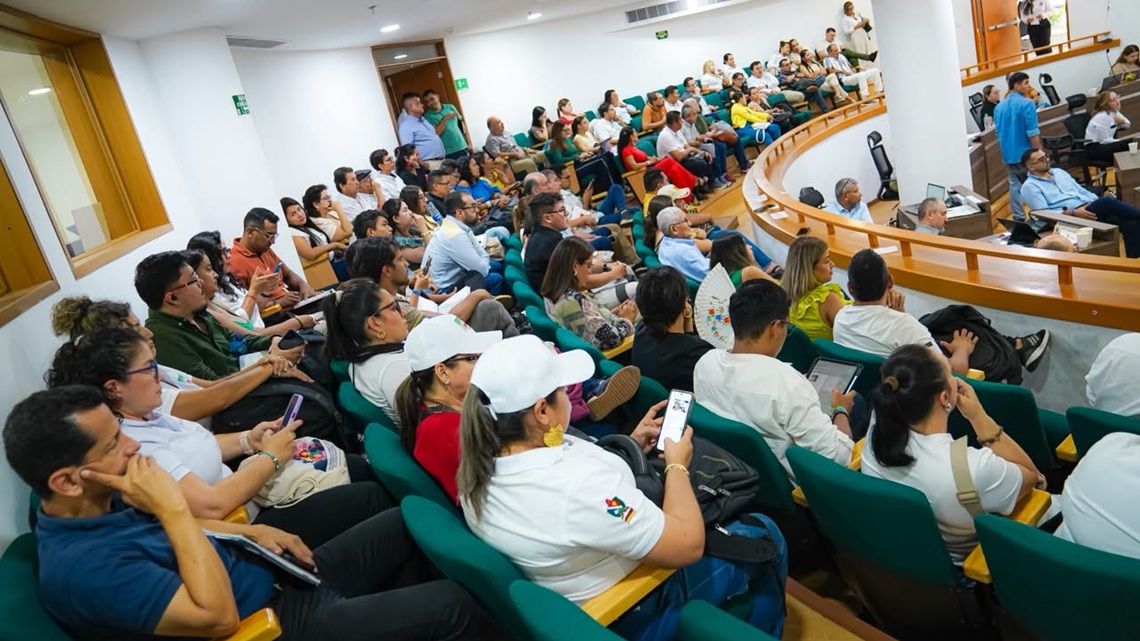 Asistentes a la audiencia pública sobre la Ley de Competencias en Ibagué, Tolima