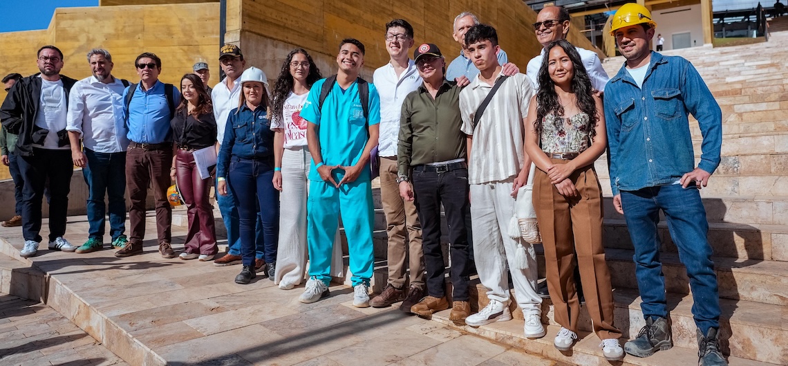 presidente petro, ministro daniel rojas y comunidad academica de la UIS en Malaga