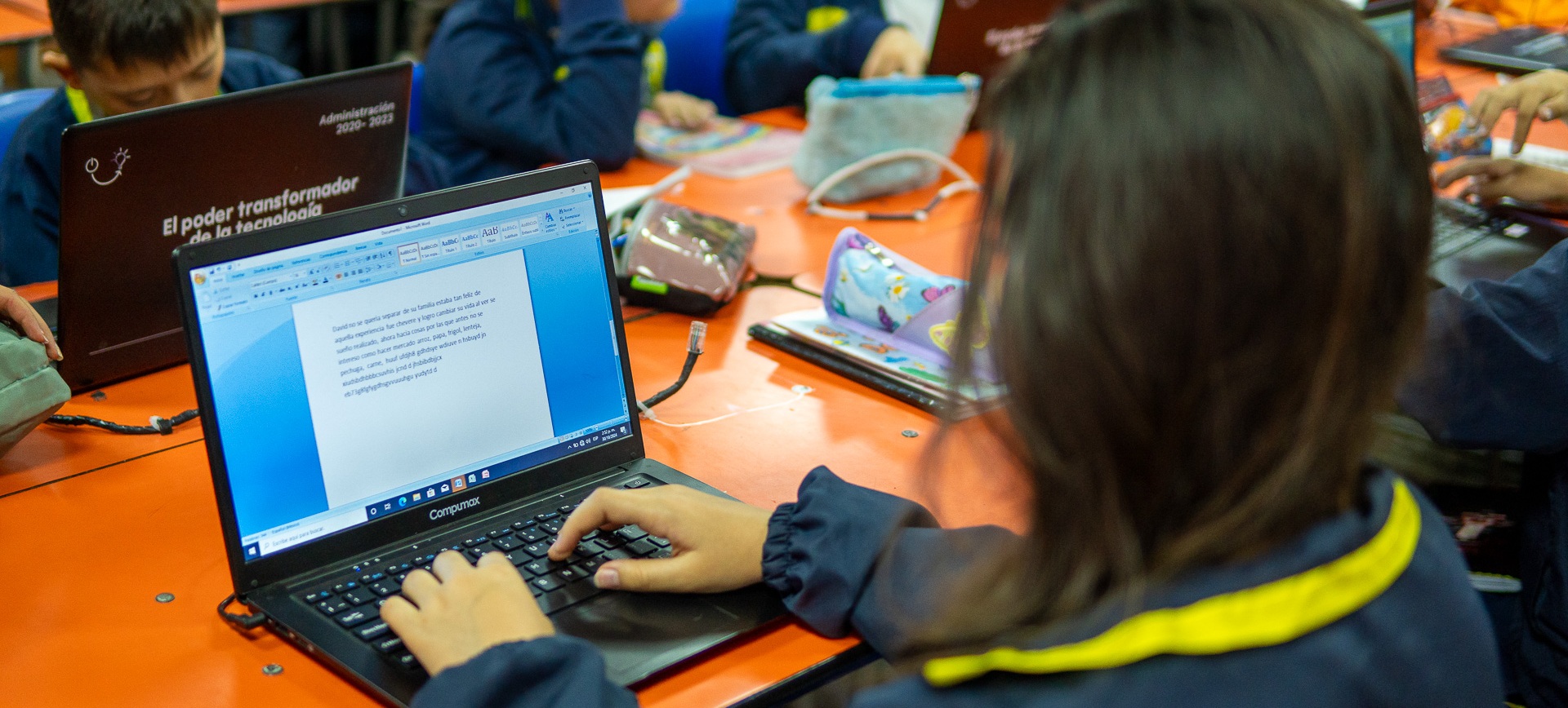 Estudiante escribiendo en comuputador