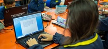 Estudiante escribiendo en comuputador