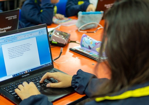 Estudiante escribiendo en comuputador