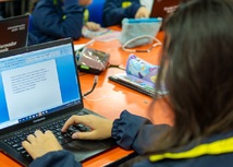 Estudiante escribiendo en comuputador