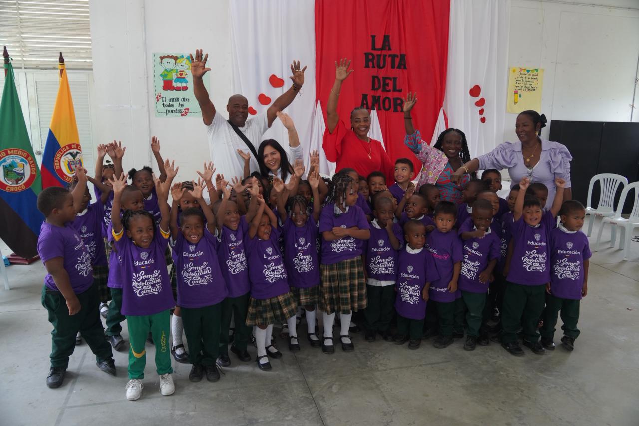 Foto de la viceministra Maritza Molina, junto a docentes y estudiantes en Chocó