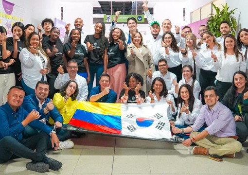 Foto de docentes y estudiantes que viajan a Corea